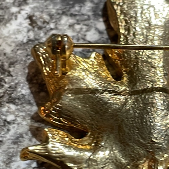 Maple Leaf Brooch in Green enamel and Gold tones - Picture 6 of 7